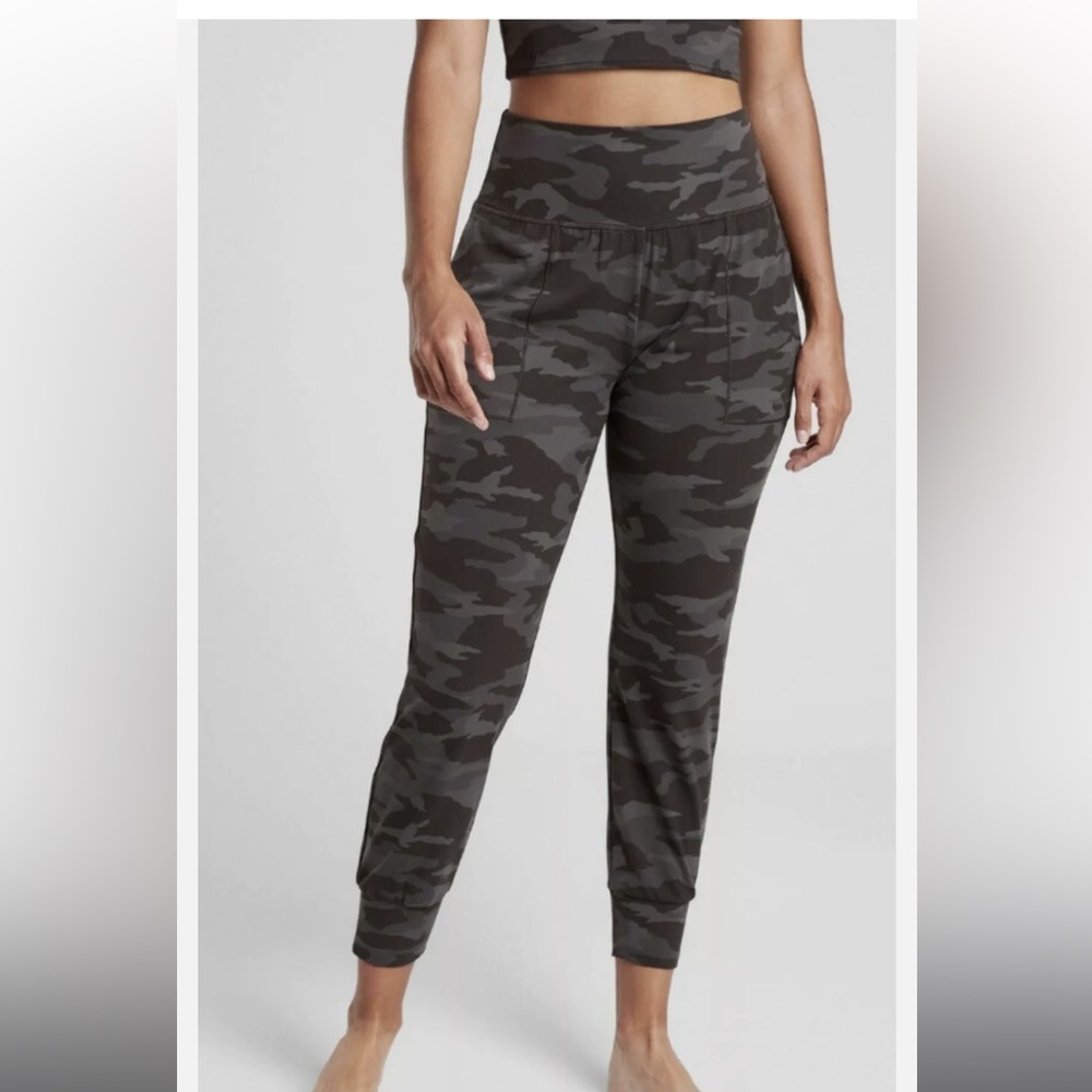 Athleta women’s Camouflage salutation Jogger Pants